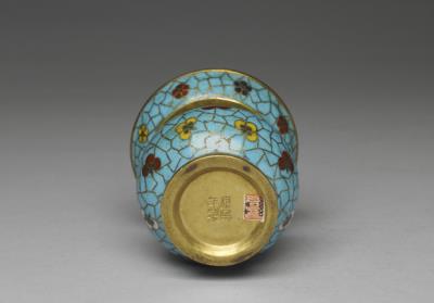 图片[3]-Candle stand from the set of five altar pieces with plum-blossom decoration in cloisonne enamels, Qing dynasty, Kangxi reign (1662-1722)-China Archive